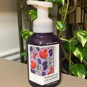 Bath & Body Works Pomegranate & Blackberry Foaming Hand Soap - Deep Purple